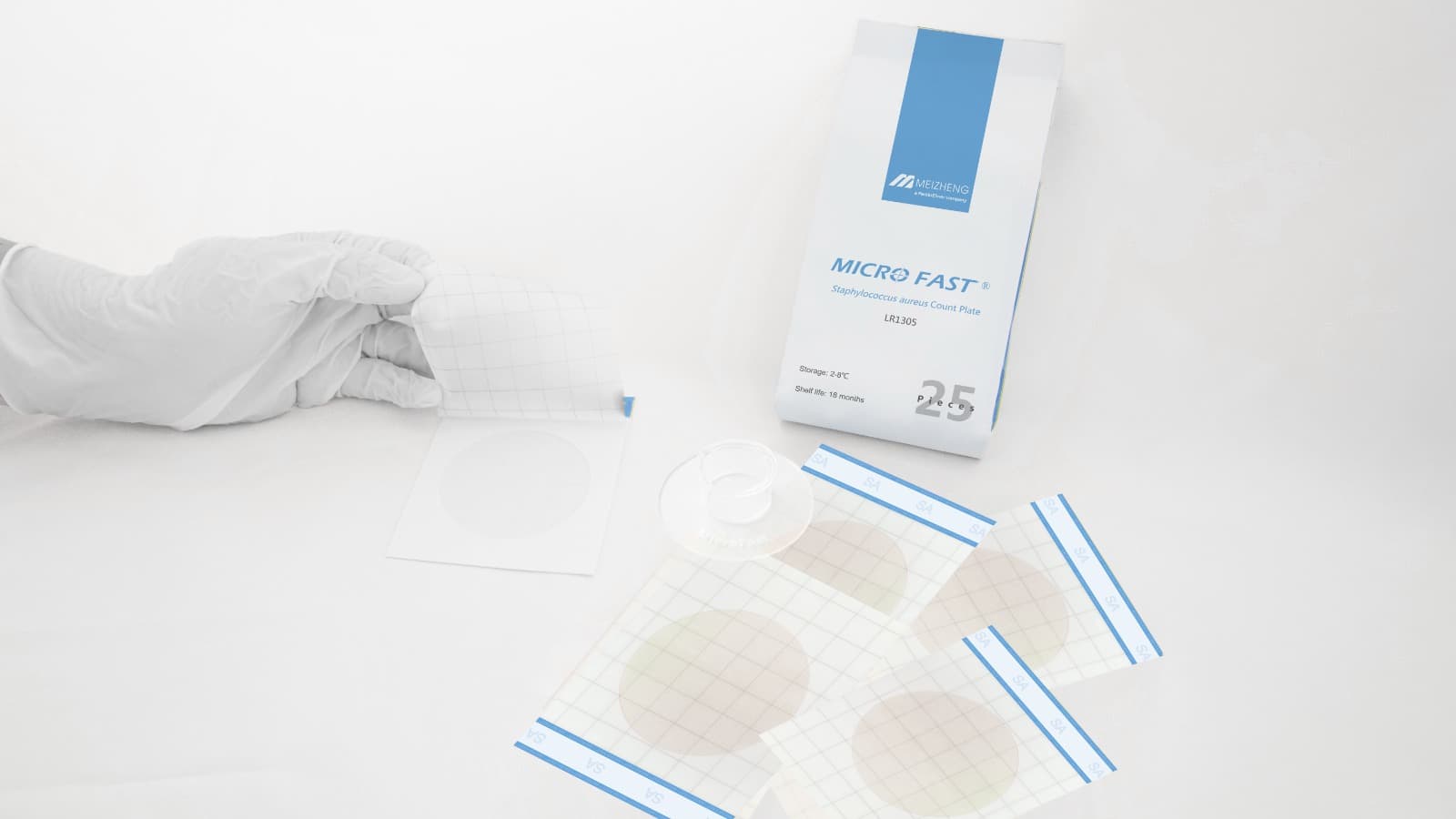 Bancada de laboratorio com pipeta, tubos de amostra e kits de teste.