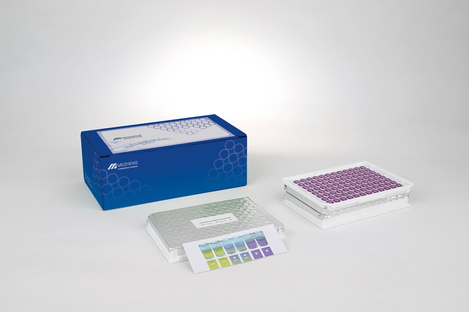 Bancada de laboratorio com pipeta, tubos de amostra e kits de teste.